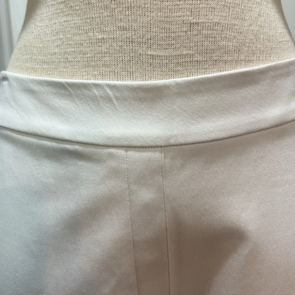 Spanx Sz L  Classic white pull on NWT slim straight pants